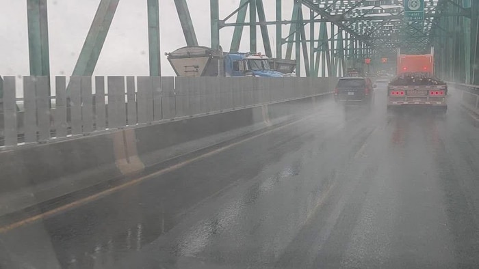 Un camion lourd qui a fait une mise en portefeuille sur le pont Laviolette.