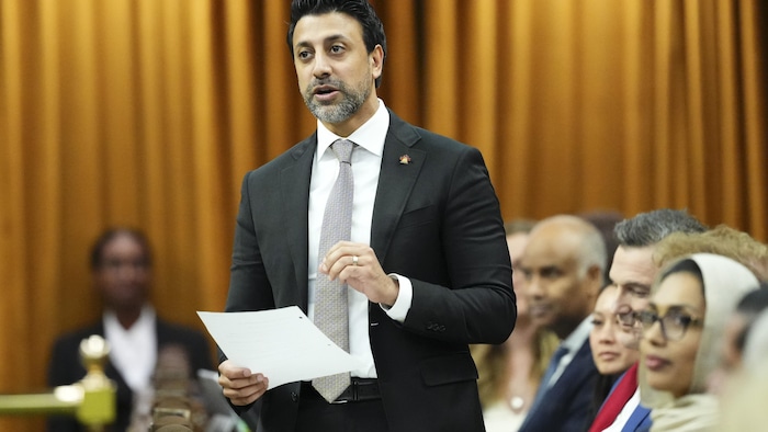 Maninder Sidhu répond à une question lors de la période des questions à la Chambre des communes.