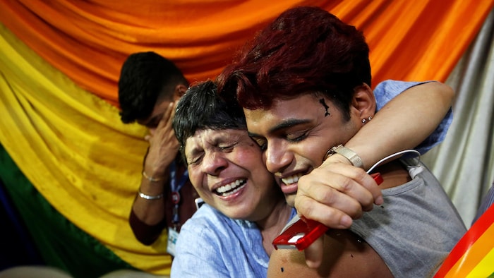 Des membres de la communauté LGBT se serrent dans leurs bras et célèbrent la décision historique rendue par la Cour suprême d'Inde.