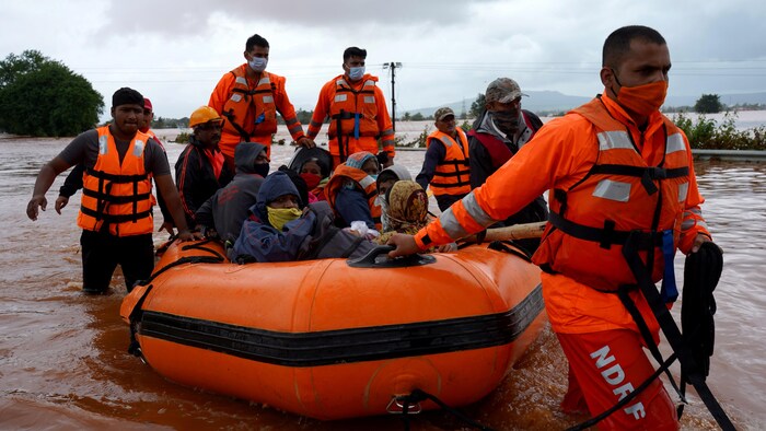 Inondations et glissements de terrain font au moins 125 morts en Inde ...