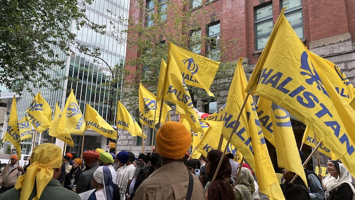 Des manifestants pro-Khalistan devant le consulat indien à Vancouver. 