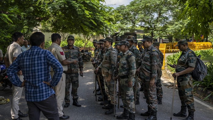 Un officier de la police de Delhi s'adresse à un groupe de paramilitaires indiens déployés devant le Haut-commissariat du Canada à New Delhi.