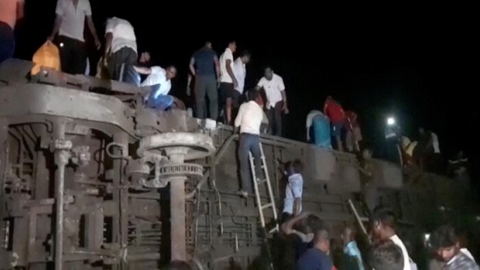 Des rescapés tentent de venir en aide à d'autres passagers.