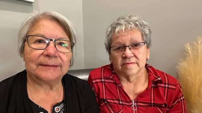 Deux femmes en lunettes.