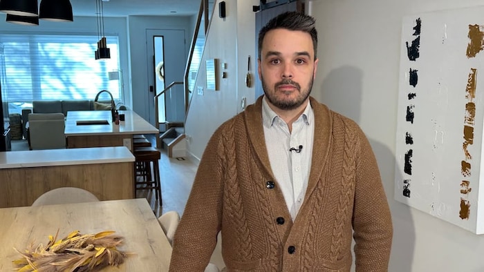 Un homme dans sa cuisine.