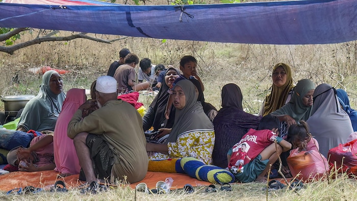 Des villageois évacués ont passé la nuit à la belle étoile dans le village de Nangahale, dans le district de Sikka, province de Nusa Tenggara oriental, le 16 août 2026, à la suite du séisme, qui a frappé la veille au large de l'île de Flores.
