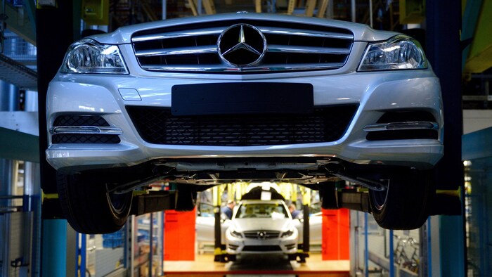 Une photo d'archives montrant des voitures de la marque Mercedes dans une usine en Allemagne.
