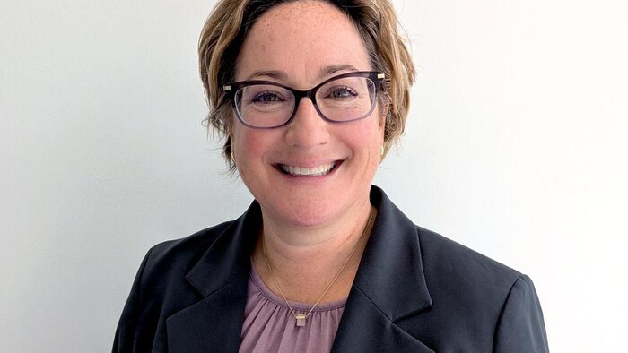 Jacqueline Pelletier sur fond blanc.