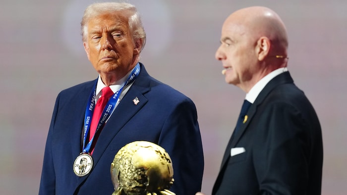 Un trophée avec le président des États-Unis et le président de la FIFA