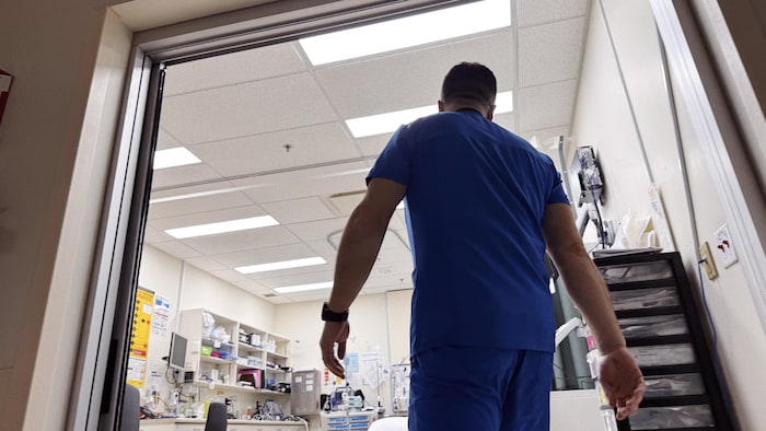 Pierre-Luc Grenier entre dans la salle de réanimation-traumatologie du CMSSS de Port-Cartier.