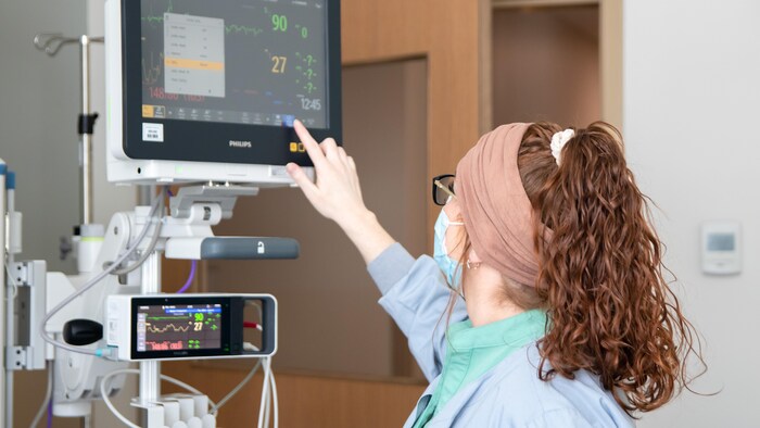 Une infirmière au travail au Centre hospitalier universitaire Dr-Georges-L.-Dumont.