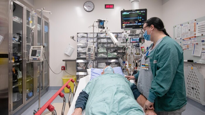 Une infirmière travaille sur un patient à l'urgence du Centre hospitalier universitaire Dr-Georges-L.-Dumont.