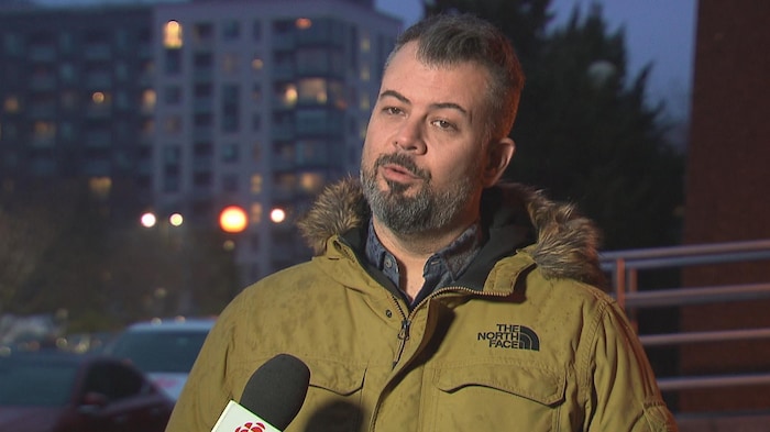 Denis Cloutier en entrevue à l'extérieur.
