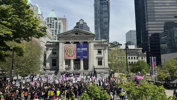 Le musée des beaux-arts, quelques grands édifices et une foule rassemblée devant.