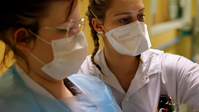 Deux infirmières au centre hospitalier de Béthune Beuvry, en France, le 16 octobre 2020.