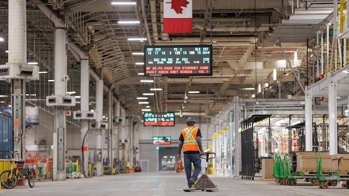 un travailleur dans une usine.