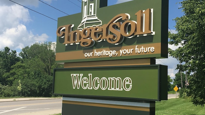 Le panneau qui accueille les visiteurs à Ingersoll, en Ontario, est illustré.