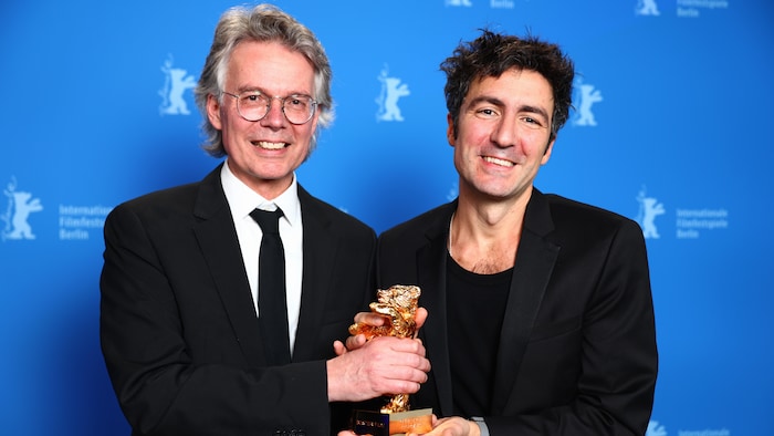 Ingo Fliess et Ilker Catak posent avec l'Ours d'or du meilleur film de la soixante-seizième Berlinale.