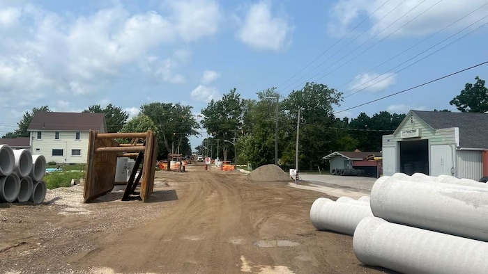 De larges conduites sont entreposées de chaque côté d’une rue en chantier à Fingal.