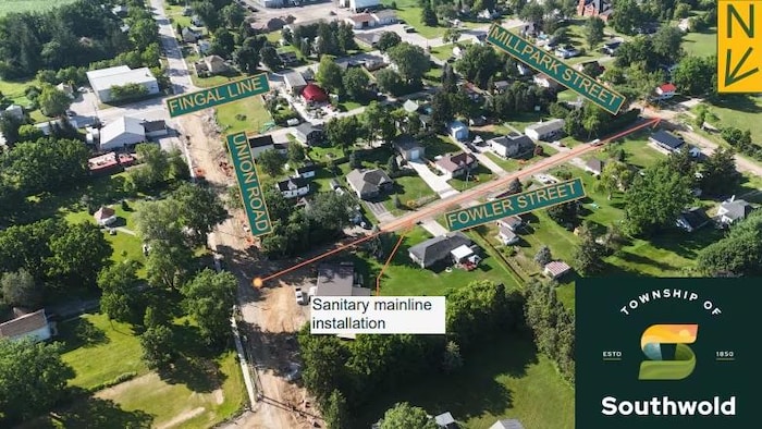 Vue aérienne de Fingal montrant le tracé d’une conduite d’égout sanitaire et les rues touchées par les travaux.