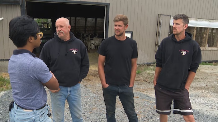 Ted Dikman et ses fils sur leur ferme.