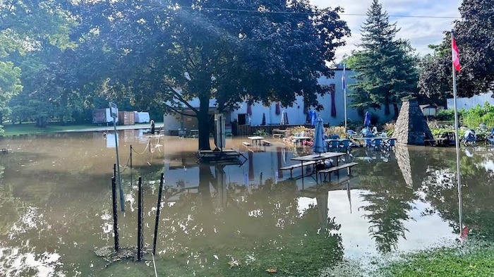 Inondation sur le terrain de la Légion royale canadienne de Niagara-on-the-Lake le lundi 3 août 2026.