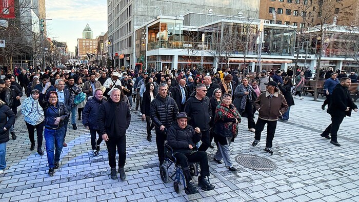 Des personnes marchent.