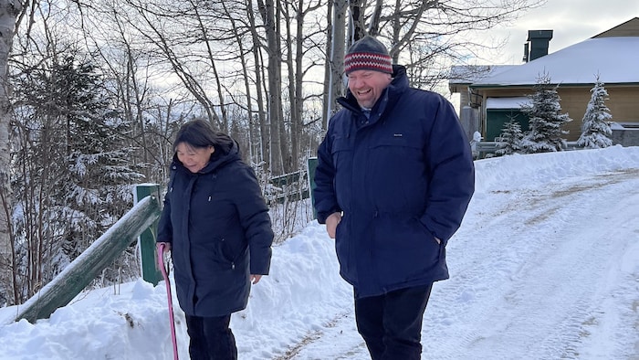 Marielle Vachon marche sur un chemin enneigé avec Ian Lafrenière.