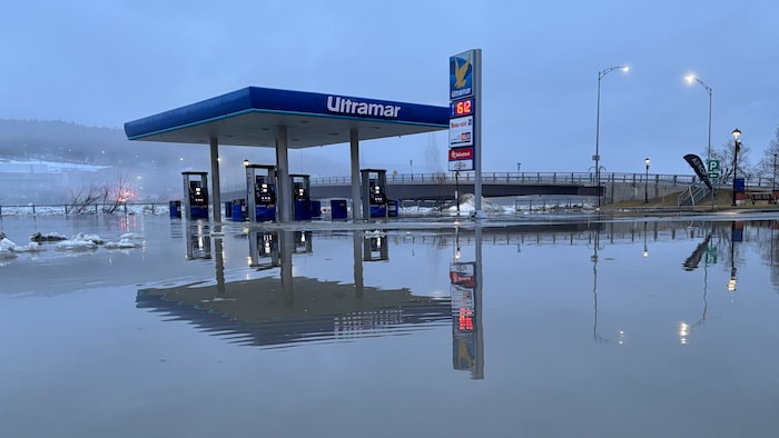 Une station-service non loin du pont Joseph-Édouard-Fortin a été partiellement inondée.