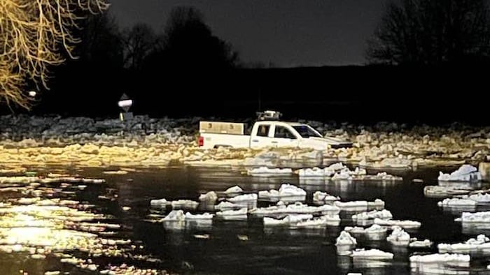 Un camion sur une route inondée.