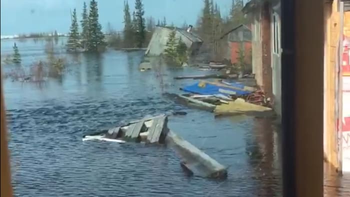 Le service de train à Churchill est suspendu en raison d'une inondation de la voie ferrée, qui résulte de deux blizzards qui ont frappé la petite ville dans le nord du Manitoba en mars et qui ont entraîné une fonte dévastatrice en mai.