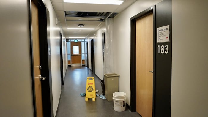 Le corridor d'une des résidences du Cégep de Trois-Rivières. 