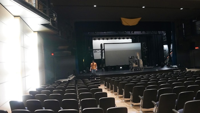 Une salle de spectacle vide avec des toiles au plafond.