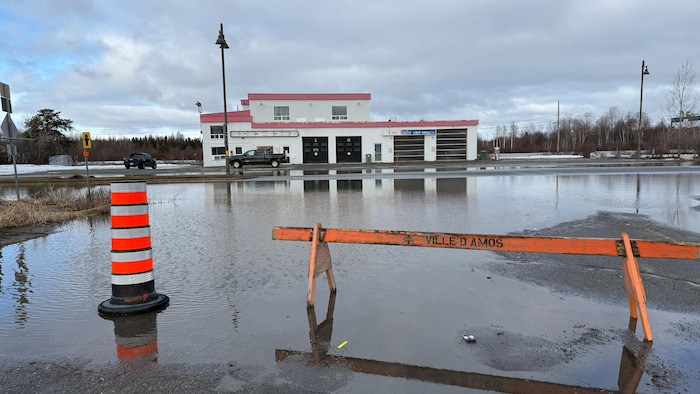 Une partie de la rue Principale Sud à Amos est inondée.