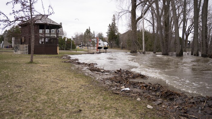 La rivière des Outaouais est sortie de son lit à la Marina d'Aylmer.