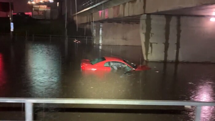 Une voiture inondée sur la rue Albert à Regina le 2 juin 2023.