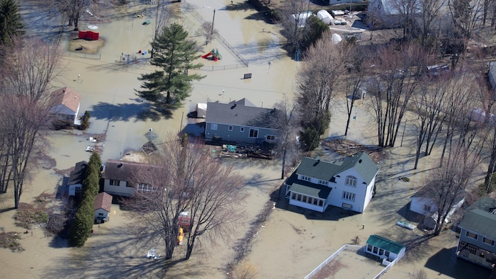 Images aériennes de plusieurs maisons entourées d'eau