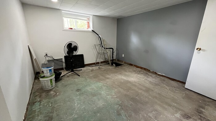 Un sous-sol presque vide dont le plancher a été arraché.