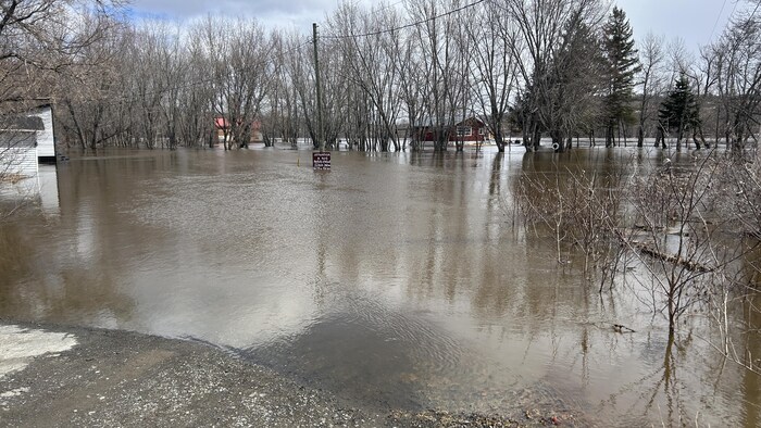 Des chalets entourés d'eau.
