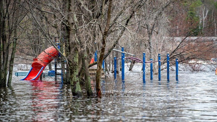 Un parc inondé à Sudbury.