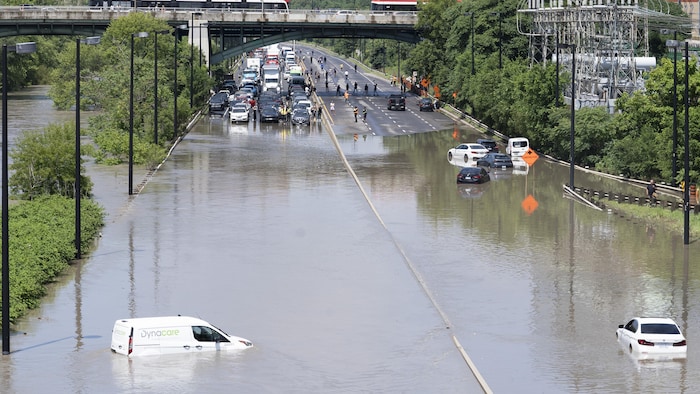 Des voitures sont bloquées par les eaux sur  la Don Valley Parkway à Toronto ce mardi 16  juillet suite aux pluies torrentielles qui se sont abattues sur la ville.