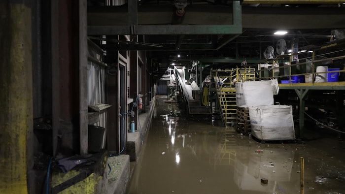 De l'eau qui recouvre le sol d'un bâtiment industriel.