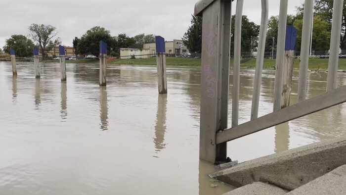 De l’eau déborde sur des trottoirs et un escalier.