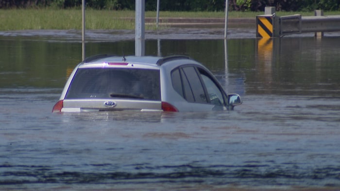 Une voiture submergée dans l'eau sur la route Connors à Edmonton.