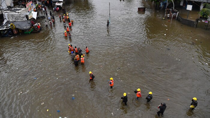 Inondations et glissements de terrain font au moins 125 morts en Inde ...