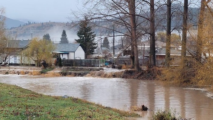 L'eau sur les routes inondées arrive dans un cours d'eau à Merritt.