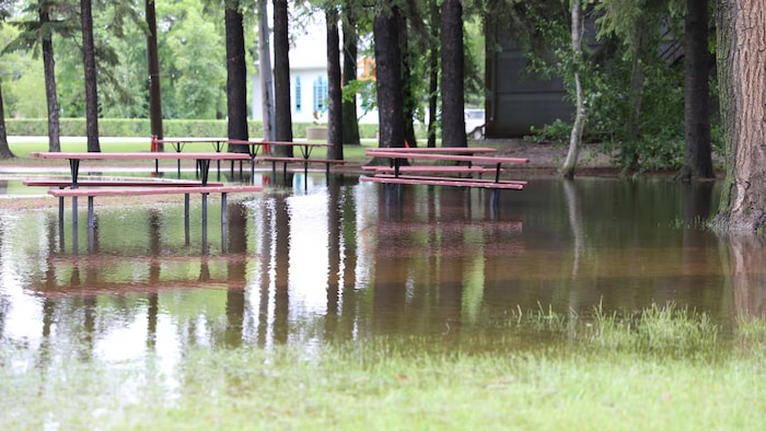 Un parc inondé dans le centre-ville de Canora en Saskatchewan, le mercredi 1er juillet.