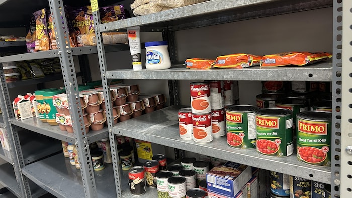 Des tablettes avec des denrées alimentaires.