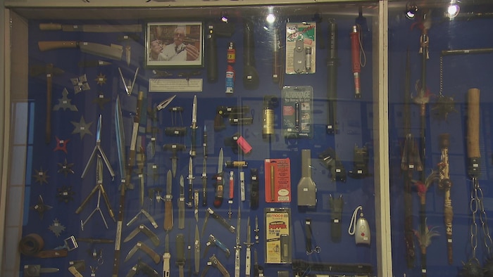 Une exposition de quelques unes des nombreuses armes que la police de Vancouver a saisi au fil des ans. On peut voir des couteaux, des bâtons, des haches, des sarbacanes ou des massues.