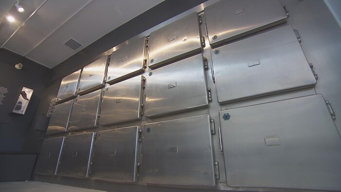 Les tiroirs d'entreposage des corps à l'ancienne morgue de Vancouver